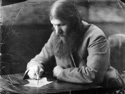 Portret van Raspoetin schrijvend door Russian Photographer